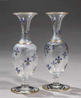 two vases that are sitting on a table