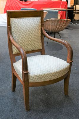 une chaise qui se trouve au milieu d'une pièce