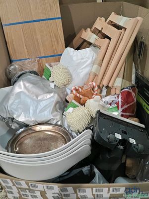 une boîte remplie d'objets qui traîne par terre