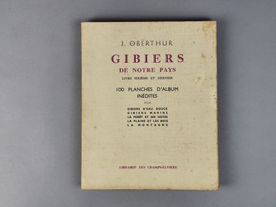 un vieux livre posé sur une table à côté d'un mur blanc