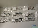 de nombreuses paires de lunettes exposées sur la table