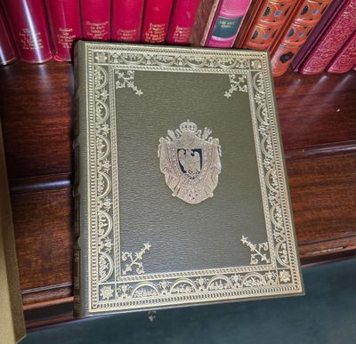 un gros plan d'un livre posé sur une table en bois
