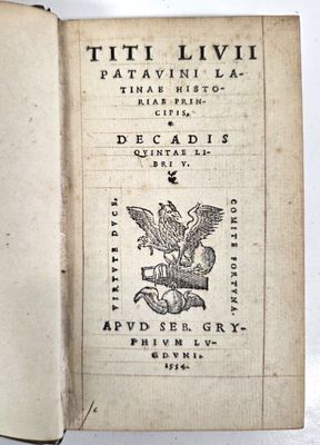 un livre ouvert avec l'image d'un oiseau dessus