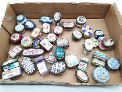 une boîte en carton remplie de bijoux divers