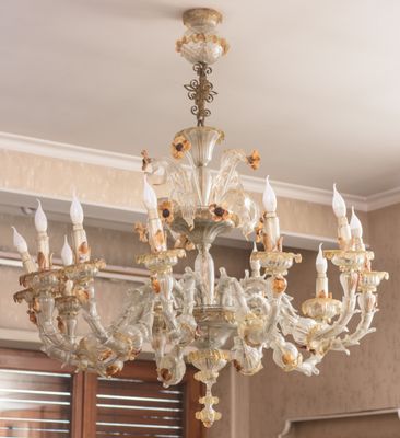 un lustre suspendu au plafond de la pièce