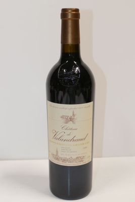 une bouteille de vin posée sur une table