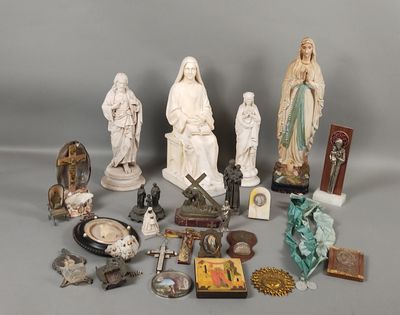 de nombreuses statues de Jésus et d'autres objets religieux posés sur la table