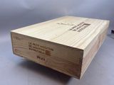 La caisse en bois est vide et prête à servir de table basse.