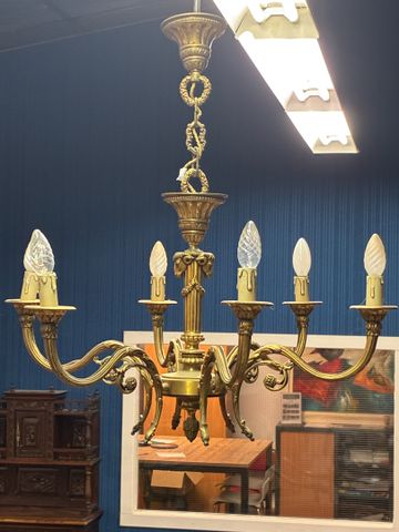 Lustre en bronze à 6 bras de lumière décor tête de bélier. H : 72