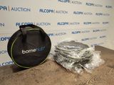 un sac contenant divers objets posé sur une table devant un mur