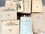 plusieurs livres sont empilés sur une table