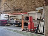 un garage avec tout un tas d'objets sur les étagères