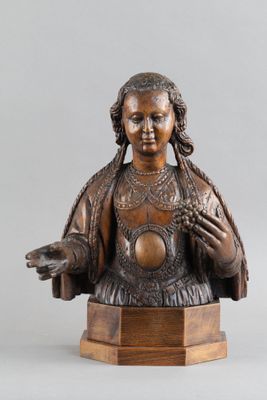une statue antique en bronze représentant une femme les mains tendues
