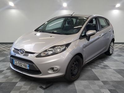 la voiture argentée est garée sur un sol en damier dans le garage