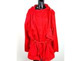 une photo d'un mannequin portant une veste rouge et un pantalon noir