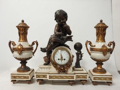trois vases et une horloge posés sur une table