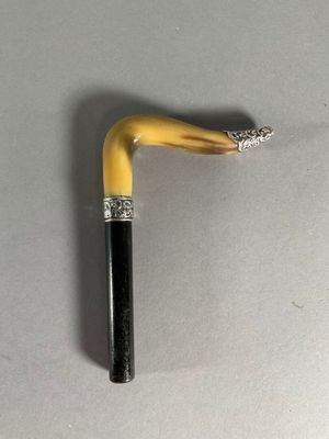 une image représentant un stylo jaune et noir posé sur une surface blanche