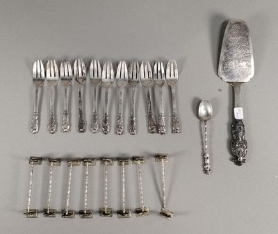 beaucoup de cuillères et de fourchettes en argent sur la table