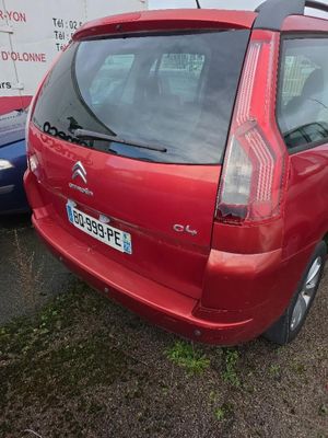 une voiture rouge garée dans un parking