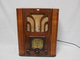 une vieille radio posée sur une table, sur fond blanc