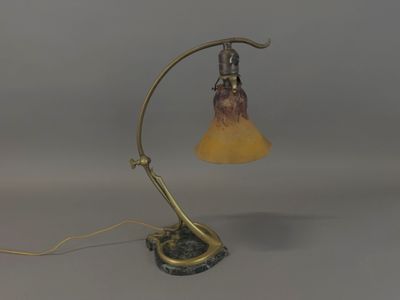 une photo d'une lampe de table surmontée d'un abat-jour en verre