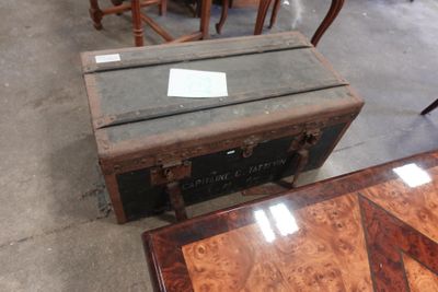 une malle posée sur une table dans une pièce