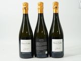 trois bouteilles de vin posées l'une à côté de l'autre sur une table