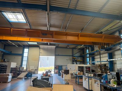 une grande pièce contenant de nombreuses machines