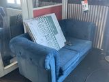 un canapé bleu qui se trouve dans une pièce où il y a une borne d'incendie