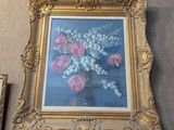 une photo d'une photo représentant un vase de fleurs accroché au mur