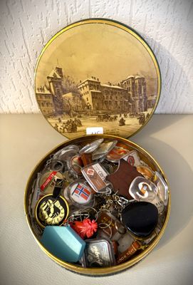 une petite boîte remplie d'objets divers posée sur une table