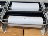 deux rouleaux de papier sur une machine posée sur une table