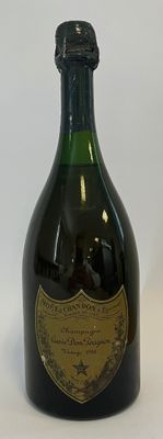 Des bouteilles de vin sont alignées sur une surface blanche