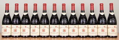 six bouteilles de vin sont alignées sur une table