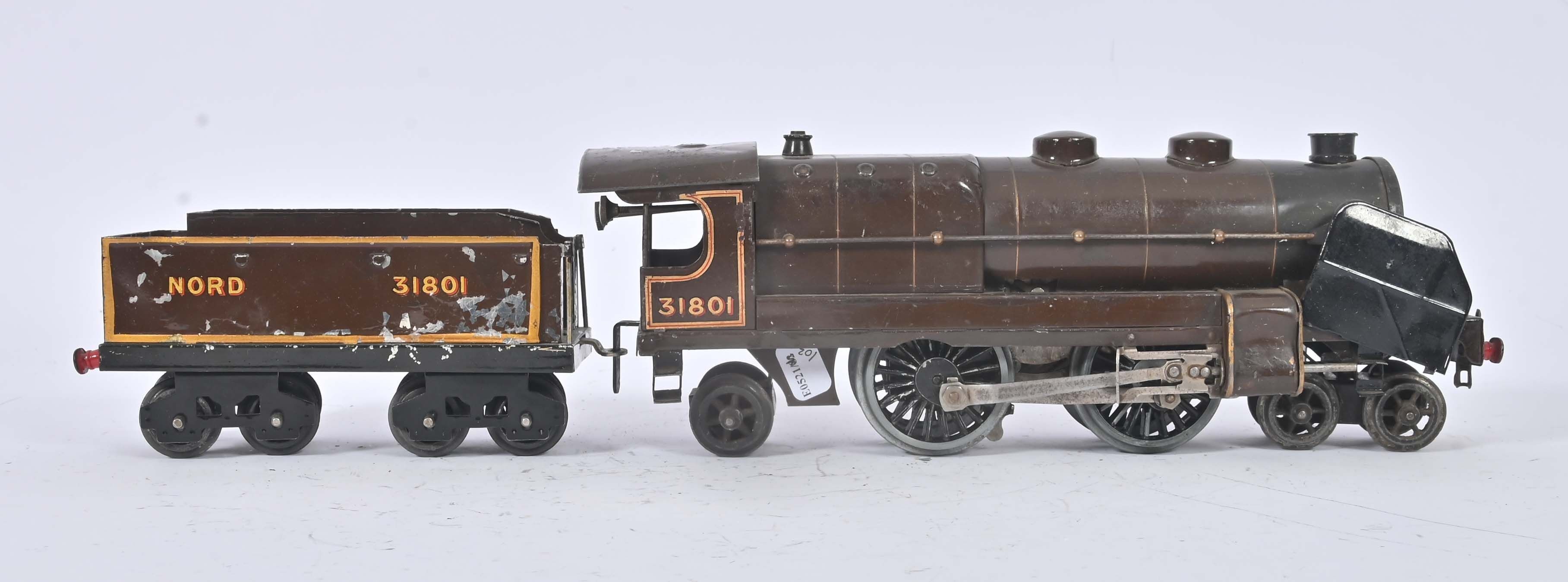 Hornby, locomotive 221 réf. 31801 mécanique brune, à pare-fumée, avec son tender à boggies réseau Nord, (usures d'usa...