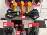 de nombreux modèles de selles exposés dans un magasin