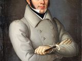 portrait d'un homme vêtu d'un manteau gris et tenant une paire de ciseaux