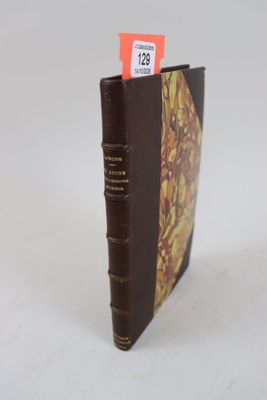 un livre marron contenant une carte, posé sur une surface blanche