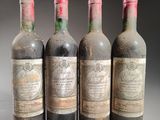 quatre bouteilles de vin sont alignées