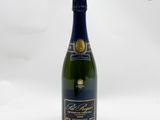gros plan d'une bouteille de champagne sur fond blanc