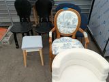 plusieurs chaises et une table devant un bâtiment