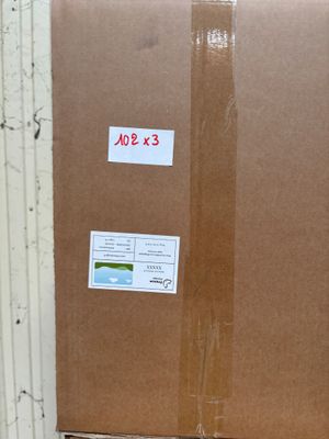 une boîte posée sur le sol devant un mur