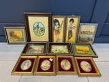 Plusieurs photos encadrées représentant des personnes et des animaux sont posées sur une table.
