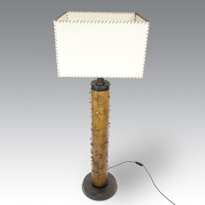 une image représentant une lampe surmontée d'un abat-jour blanc