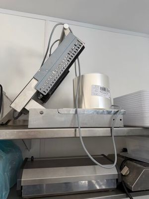 un appareil posé sur une étagère dans une cuisine