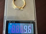 une bague en or posée sur une balance numérique