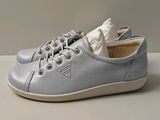 chaussures en cuir bleues pour petit garçon, avec des lacets sur le bout