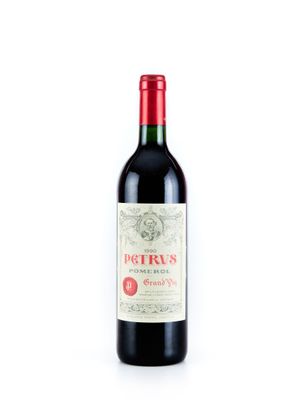 bouteille de vin rouge avec bouchon rouge sur fond blanc