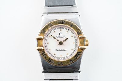 une image d'un gros plan d'une montre-bracelet avec des chiffres romains