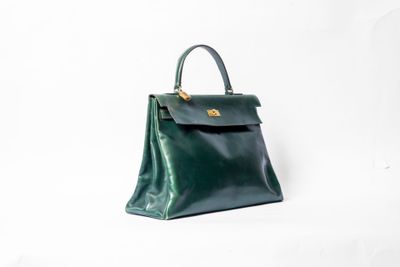 un sac à main en cuir vert sur fond blanc